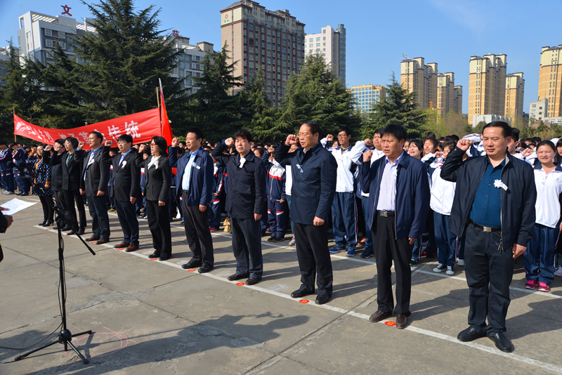 我校青年志愿者参加清明节祭英烈活动